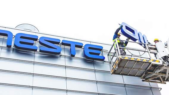 Im Jahr 2015 kehrte Neste Oil wieder zu seinem ursprünglichen Namen, Neste, zurück, um seinen Strategiewechsel in Richtung erneuerbare Lösungen zu markieren.
